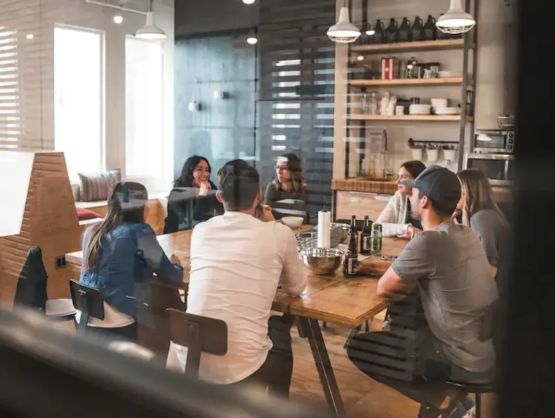 people sitting on chair | Bild von Redd Francisco, auf https://unsplash.com/@reddfrancisco?utm_source=CentralApp&utm_medium=referral