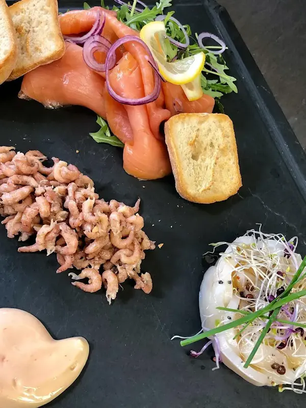 Saumon fumé, crevettes grises, tarama, légumes frais, toast. Saumon fumé, crevettes grises, tarama, légumes frais, toast.
