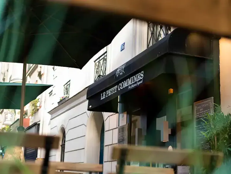Façade du restaurant Le Petit Commines au 16 rue Commines, Paris 3