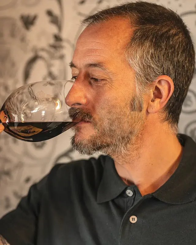Diplomato in Enologia nel 1997 all’Istituto Tecnico Agrario di Siena, ha lavorato come enotecnico in alcune cantine del Chianti Classico, poi per 10 anni presso l’enoteca Italiana di Siena, dove diventa Sommelier professionista nel 2003.  Dal 2008 gestisce insieme alla famiglia la Taverna e cura personalmente la Carta dei vini.