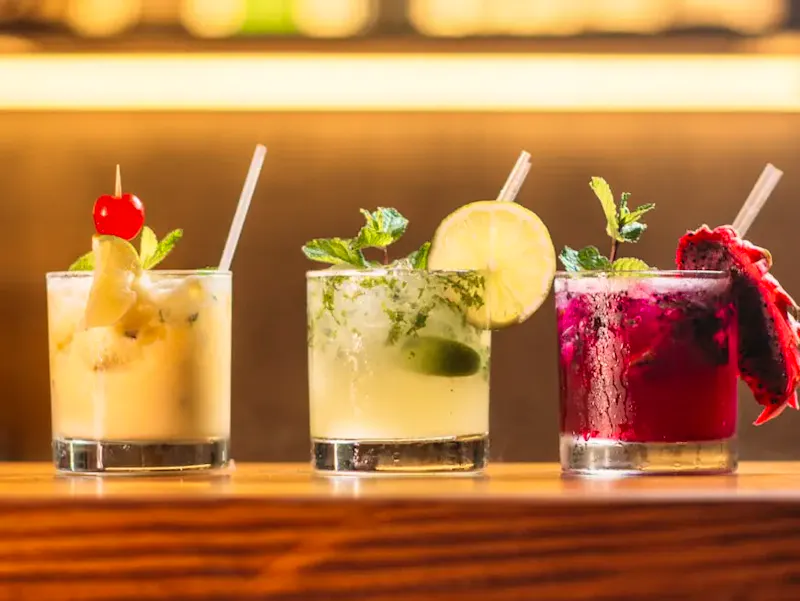 three clear glass cups with juice | Bild von Kobby Mendez, auf https://unsplash.com/@kobbymendez?utm_source=CentralApp&utm_medium=referral