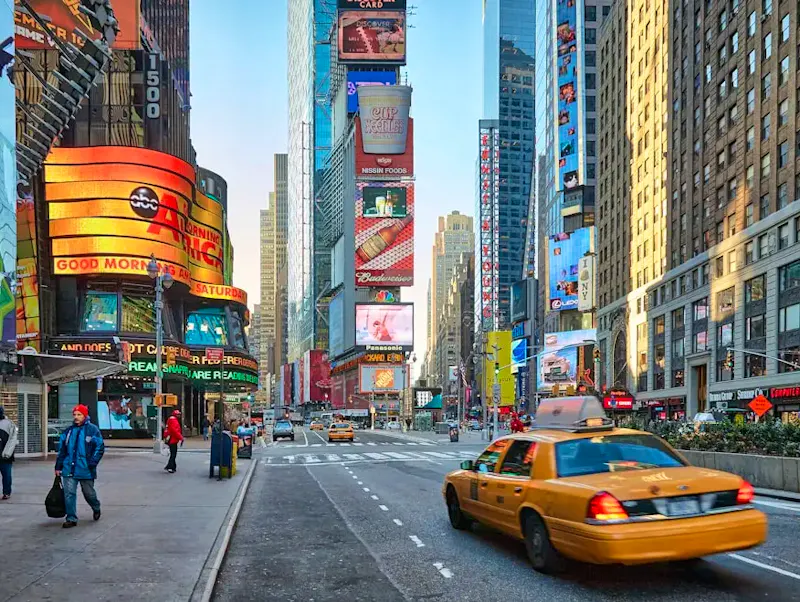 Foto di Kiss & Fly cars on road near high rise buildings during daytime | Immagine di Vidar Nordli-Mathisen, su https://unsplash.com/@vidarnm?utm_source=CentralApp&utm_medium=referral