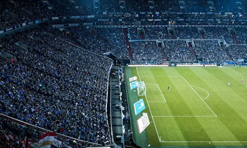 soccer players on green game field | Photo by Dominik Kuhn, on https://unsplash.com/@dominikkuhn?utm_source=centralapp&utm_medium=referral
