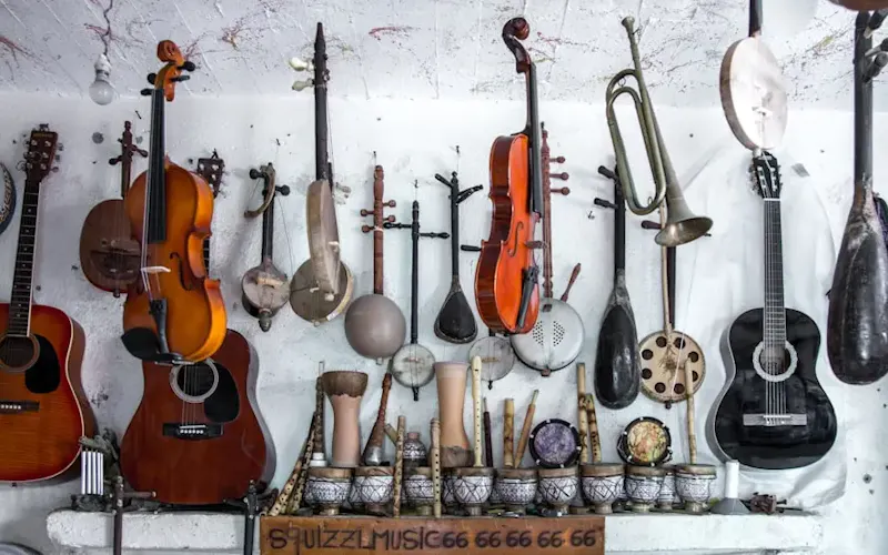 assorted-color guitar lot | Photo de Karim MANJRA, sur https://unsplash.com/@karim_manjra?utm_source=centralapp&utm_medium=referral