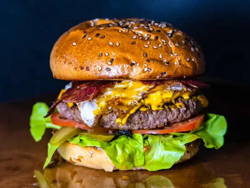 patty burger | Photo de amirali mirhashemian, sur https://unsplash.com/@amir_v_ali?utm_source=centralapp&utm_medium=referral