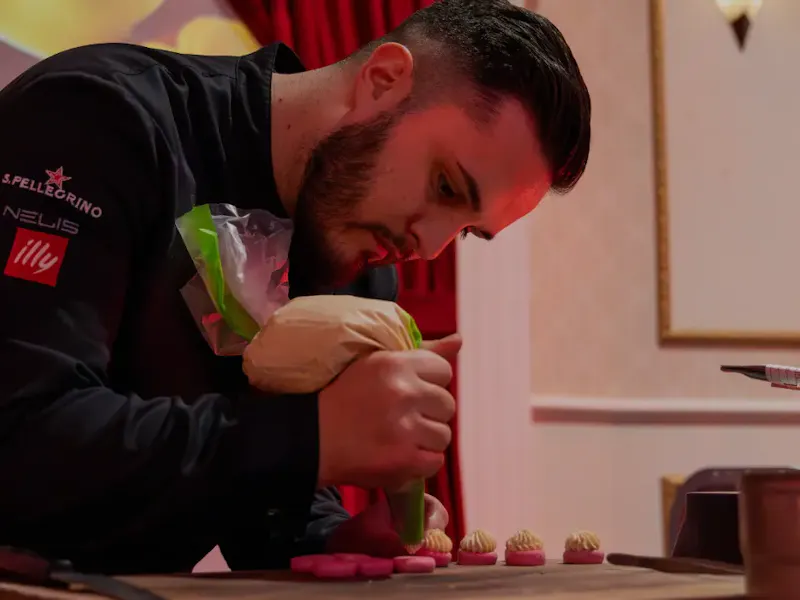 NOTRE CHEF ALEXANDRE CIRIELLO CUISINE POUR LA SAINT-VALENTIN À WALIBI Une première en Europe, un repas romantique à bord de l'attraction PopCorn Revenge à Walibi Belgium pour la Saint-Valentin. Une collaboration inédite.