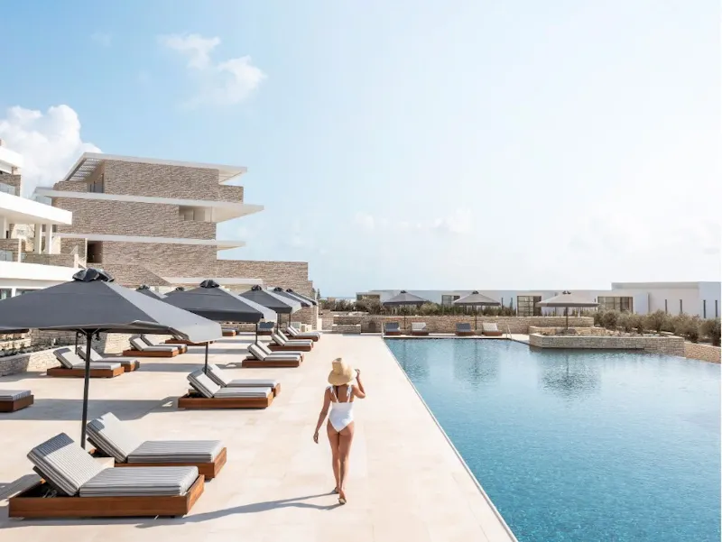 Cap St Georges, l’alliance parfaite du luxe, de la nature et du charme méditerranéen à Chypre.