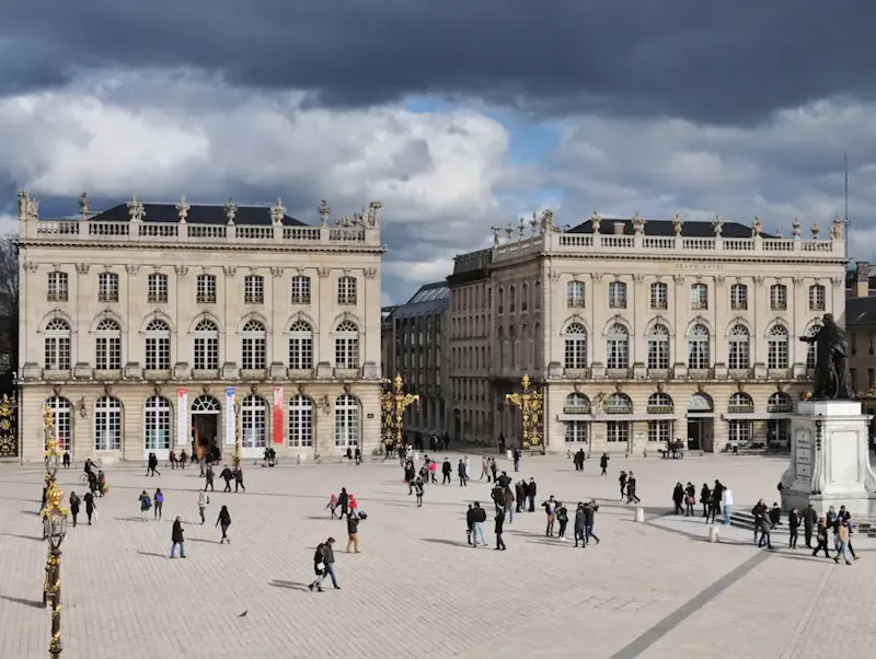 Foto vanChâteau de Damblain people walking around white concrete building during daytime | Foto door Gérard GRIFFAY, op https://unsplash.com/@ggriffay?utm_source=centralapp&utm_medium=referral