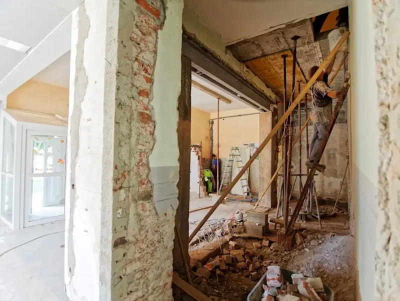 man climbing on ladder inside room | Photo de Milivoj Kuhar, sur https://unsplash.com/@mimithecook?utm_source=centralapp&utm_medium=referral