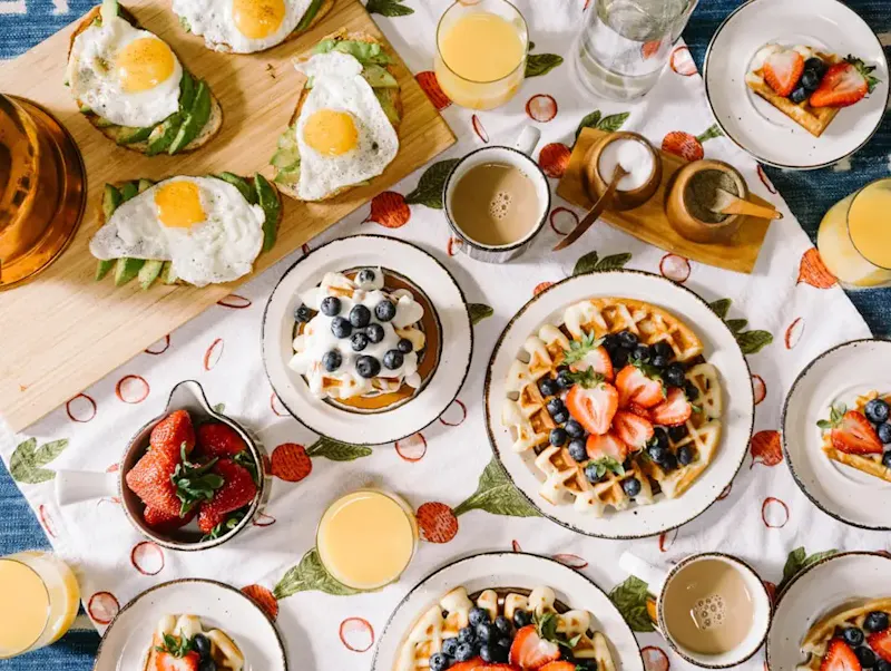 round white ceramic plate filled with waffle | Photo de Rachel Park, sur https://unsplash.com/@therachelstory?utm_source=centralapp&utm_medium=referral