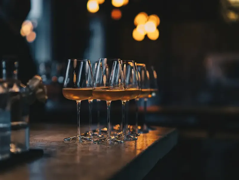 a group of glasses with liquid in them | Photo de Ambitious Studio* | Rick Barrett, sur https://unsplash.com/@weareambitious?utm_source=centralapp&utm_medium=referral