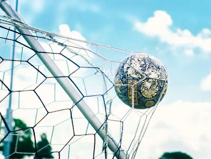 Photo de Kiss & Fly white and black ball on white metal frame | Photo de Chaos Soccer Gear, sur https://unsplash.com/@chaossoccergear?utm_source=CentralApp&utm_medium=referral