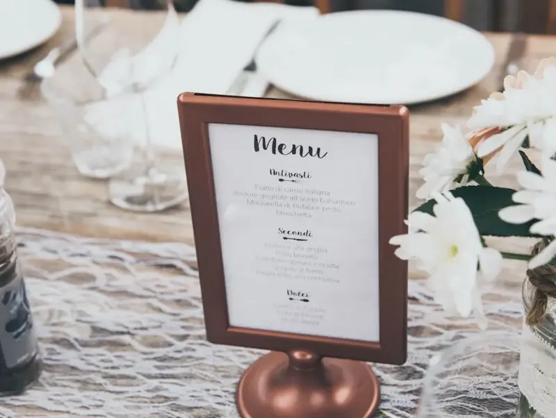 Photo de La Capitainerie Menu-printed board with brown frame on table | Photo de Stella de Smit, sur https://unsplash.com/@fotovanfoto?utm_source=centralapp&utm_medium=referral