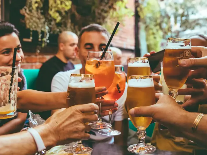 people holding drinks during day | Foto door Fred Moon, op https://unsplash.com/@fwed?utm_source=CentralApp&utm_medium=referral