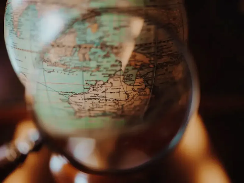 shallow focus photo of desk globe | Photo de Jay Wennington, sur https://unsplash.com/@jaywennington?utm_source=centralapp&utm_medium=referral