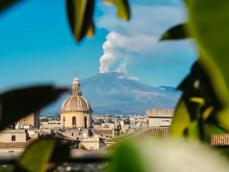 a view of a city with a mountain in the background | Photo de Samir Kharrat, sur https://unsplash.com/@samirkharrat?utm_source=centralapp&utm_medium=referral
