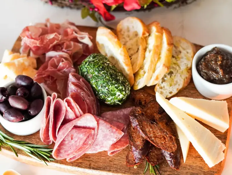 Photo de Le Montana sliced meat with vegetable and bread on brown wooden chopping board | Photo de Ana Maltez, sur https://unsplash.com/@anammaltez?utm_source=centralapp&utm_medium=referral