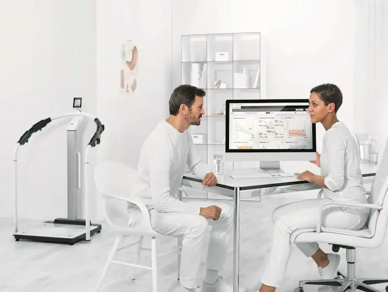 man in white dress shirt sitting on white chair in front of computer | Photo de Johny Georgiadis, sur https://unsplash.com/@johnyg?utm_source=centralapp&utm_medium=referral