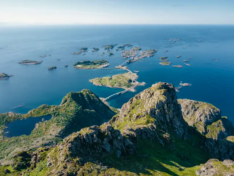 An aerial view of a mountain and a body of water | Immagine di Daniel Seßler, su https://unsplash.com/@danielsessler?utm_source=CentralApp&utm_medium=referral