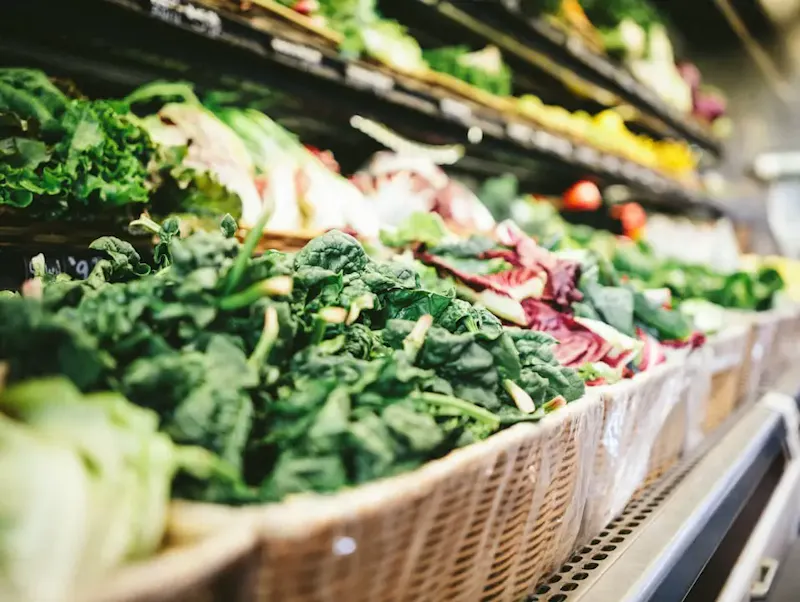 row of vegetables placed on multilayered display fridge | Photo de Scott Warman, sur https://unsplash.com/@scottiewarman?utm_source=centralapp&utm_medium=referral