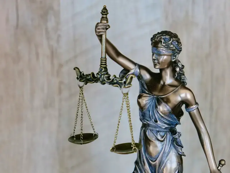 woman holding sword statue during daytime | Immagine di Tingey Injury Law Firm, su https://unsplash.com/@tingeyinjurylawfirm?utm_source=centralapp&utm_medium=referral