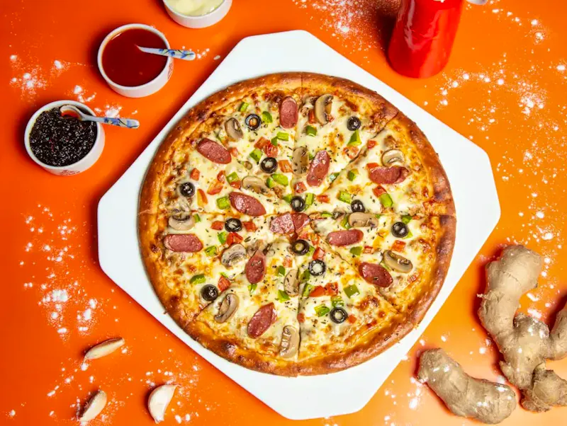 pizza with cheese and green leaf | Photo de Shourav Sheikh, sur https://unsplash.com/@shouravsheikh?utm_source=centralapp&utm_medium=referral