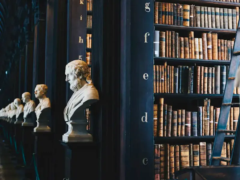 book lot on black wooden shelf | Immagine di Giammarco Boscaro, su https://unsplash.com/@giamboscaro?utm_source=centralapp&utm_medium=referral