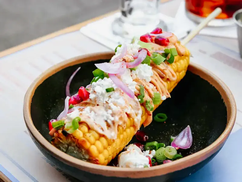 Fotografía de Le Veco corn cob with stick on bowl | Foto de micheile henderson, en https://unsplash.com/@micheile?utm_source=CentralApp&utm_medium=referral