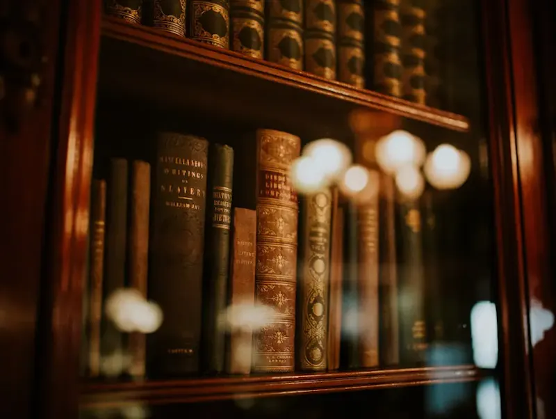 books in glass bookcase | Immagine di Clarisse Meyer, su https://unsplash.com/@clarissemeyer?utm_source=centralapp&utm_medium=referral