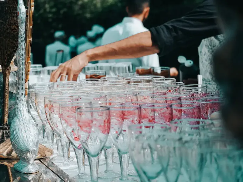 a table filled with lots of wine glasses | Photo de Aniket Narula, sur https://unsplash.com/@avisualls?utm_source=centralapp&utm_medium=referral
