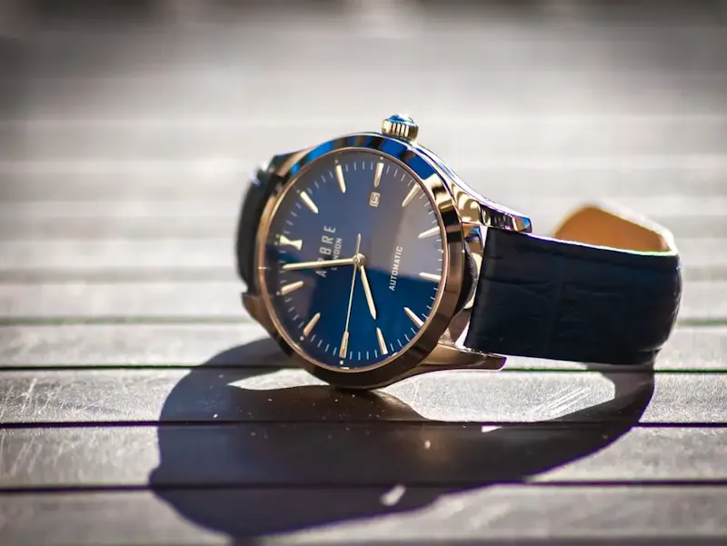 blue and gold analog watch | Photo de Klickors Moe, sur https://unsplash.com/@klickors?utm_source=centralapp&utm_medium=referral