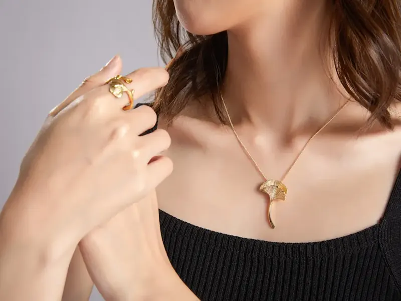 woman in black tube top wearing gold necklace | Photo de Eric Fung, sur https://unsplash.com/@eclf?utm_source=centralapp&utm_medium=referral