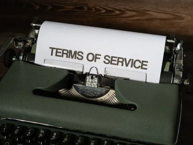 a close up of a typewriter with a paper on it | Immagine di Markus Winkler, su https://unsplash.com/@markuswinkler?utm_source=centralapp&utm_medium=referral