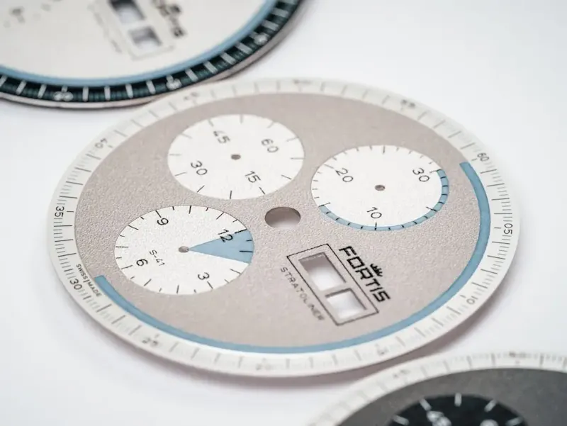 a close up of three different clocks on a table | Photo de Andreas Bentele, sur https://unsplash.com/@rocketmediaspace?utm_source=centralapp&utm_medium=referral