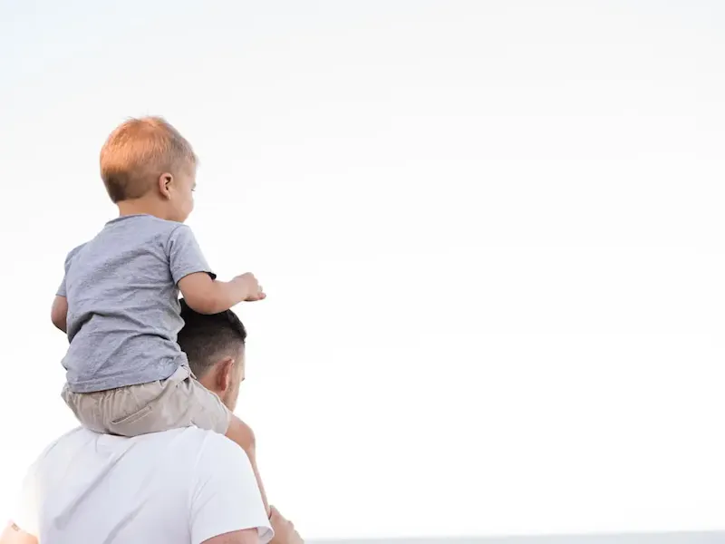 man in white shirt carrying boy | Photo de Kelli McClintock, sur https://unsplash.com/@kelli_mcclintock?utm_source=centralapp&utm_medium=referral