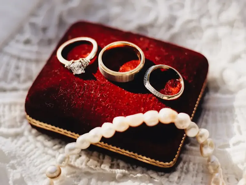 three gold and silver rings | Photo de Fallon Michael, sur https://unsplash.com/@fallonmichaeltx?utm_source=centralapp&utm_medium=referral