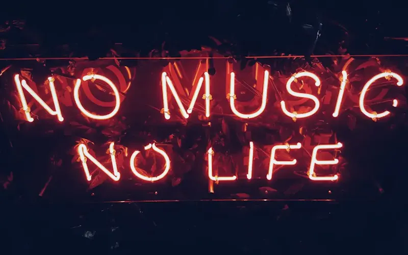 red no music no life signage | Bild av Simon Noh, på https://unsplash.com/@simon_noh?utm_source=centralapp&utm_medium=referral