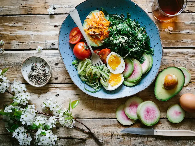 poached egg with vegetables and tomatoes on blue plate | Photo de Brooke Lark, sur https://unsplash.com/@brookelark?utm_source=centralapp&utm_medium=referral
