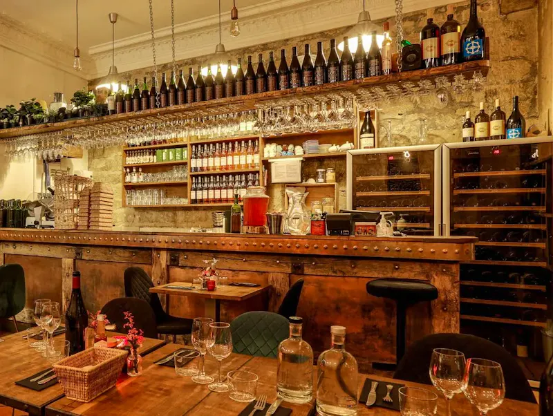 Le concept du restaurant bistronomique Comme Chai Toi à Paris 5 : engagement éthique, cuisine faite maison et circuits courts.